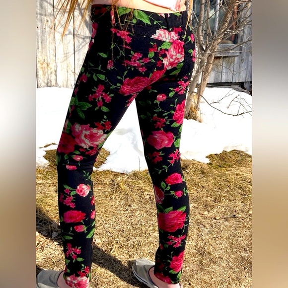 Shinestar rose patterned jeggings. Size M - Picture 2 of 2